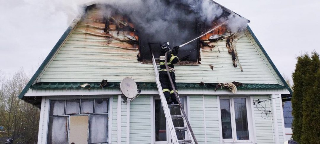 🚒 Спасли дом от огня n n🚒 Вчера работники #Мособлпожспас отстояли жилой дом, расположенный в поселке Черусти Шатурского округа
